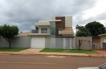 Fachada revestida com pedra ferro