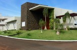 Fachada revestida com pedra ferro