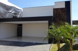 Fachada de residência revestida com Pedra Ferro