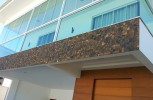 Fachada com pedra ferro