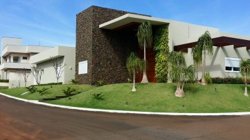 Fachada revestida com pedra ferro