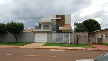 Fachada revestida com pedra ferro