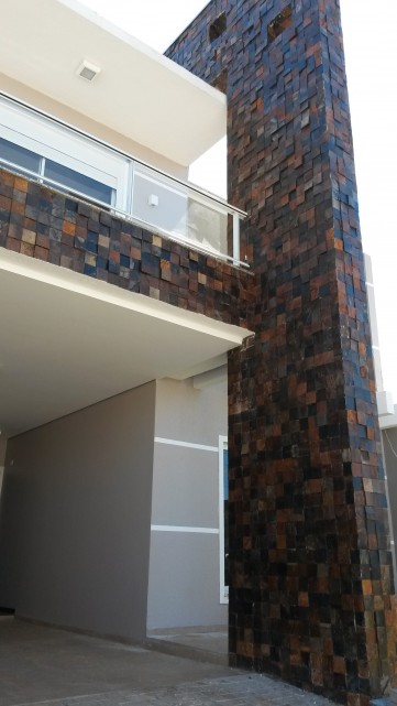 Fachada revestida com Pedra ferro