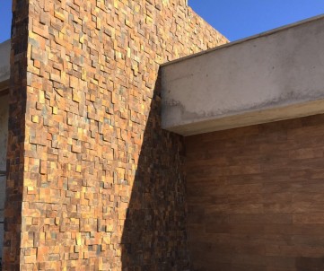 Fachada revestida com pedra ferro em diferentes cortes