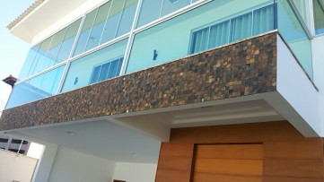 Fachada com pedra ferro